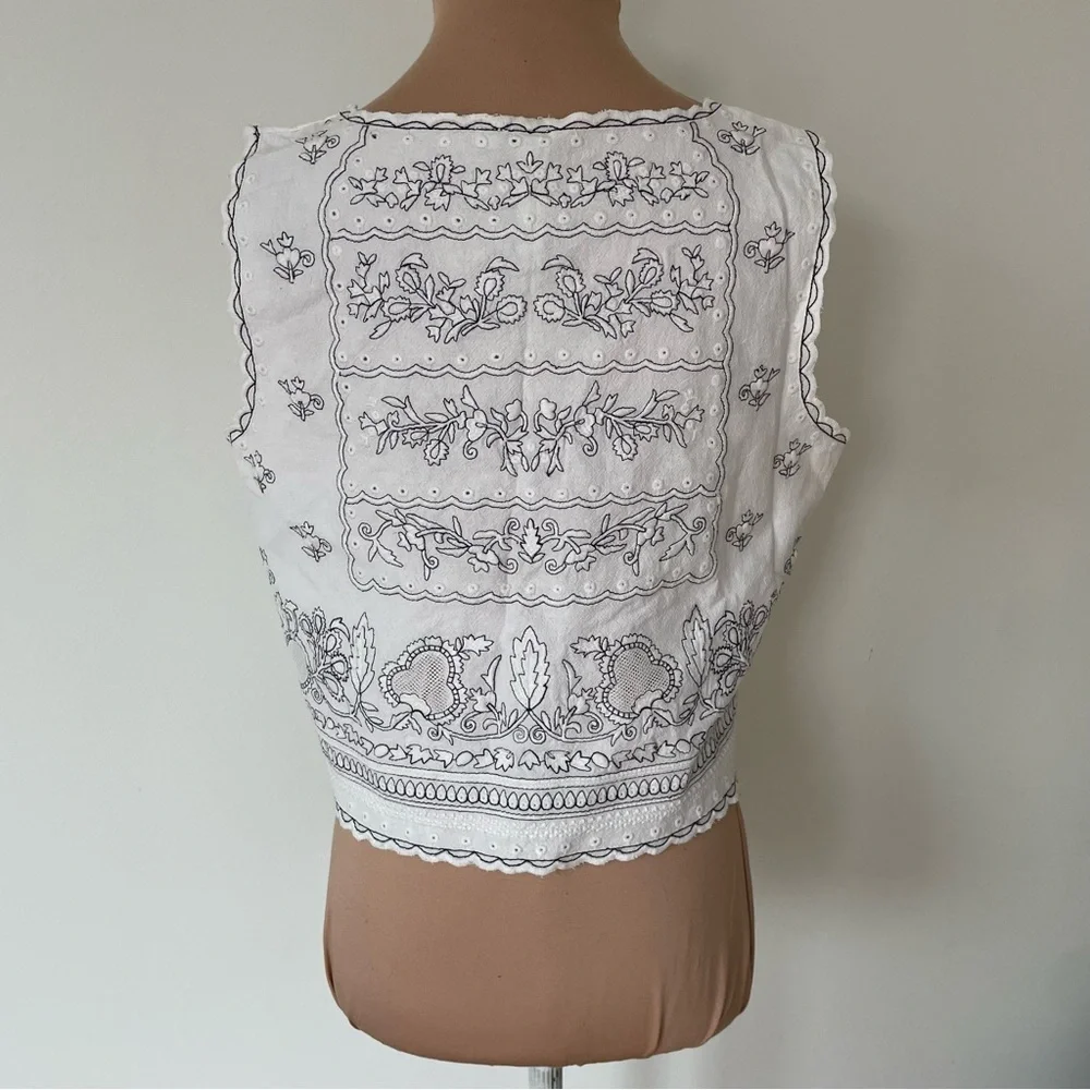 Scarlett Poppies Vintage Vouge White Embroidered Sleeveless Scallop Hem Top Sz S - Picture 6 of 11
